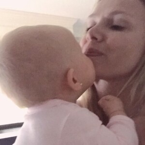 Eliana recebeu beijo da filha, Manuela, durante a viagem à Miami, nos Estados Unidos