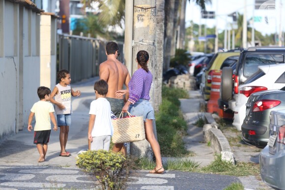 E Juliana Paes ostenta suas iniciais no modelo maiorzinho, de carregar para a praia