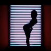No clipe, Anitta aparece dançando na frente de um painel de LED. Mas apesar de parecer, a cantora garante que não estava nua: 'Estou de roupa, mas ela é colada no corpo', contou