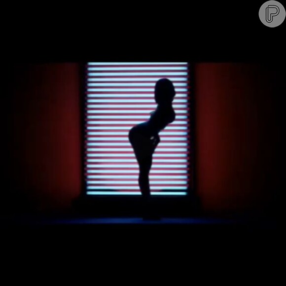 No clipe, Anitta aparece dançando na frente de um painel de LED. Mas apesar de parecer, a cantora garante que não estava nua: 'Estou de roupa, mas ela é colada no corpo', contou
