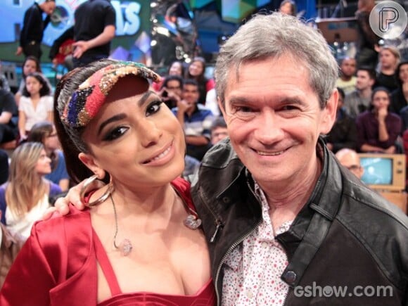 Anitta com o apresentador do 'Altas Horas', Serginho Groisman