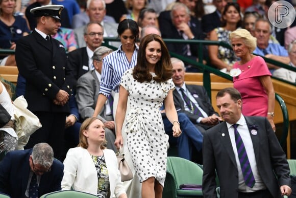 Kate Middleton usou vestido midi de poá da designer de moda Jenny Packham