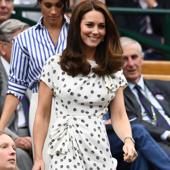 Kate Middleton usou vestido midi de poá da designer de moda Jenny Packham