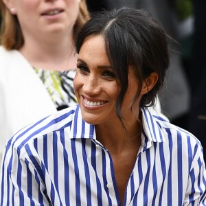 Meghan Markle apostou no penteado messy: coque baixo e fios desconctados