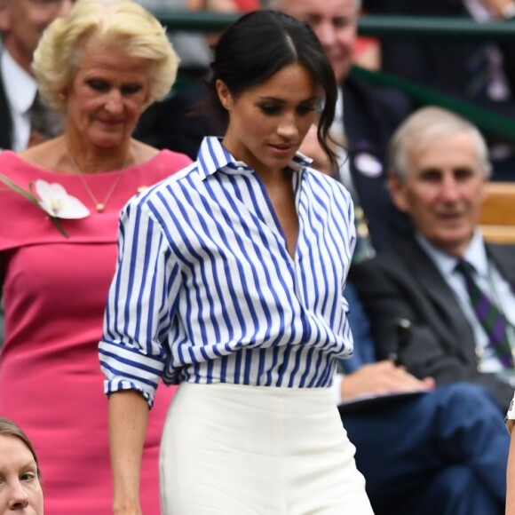 Meghan Markle apostou em camiseta listrada e calça pantalona Ralph Lauren para evento esportivo