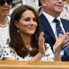 Kate Middleton apostou no penteado solto e fios dividos ao meio, sua marca registrada