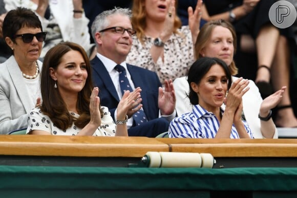Kate Middleton apostou no penteado solto e fios dividos ao meio, sua marca registrada
