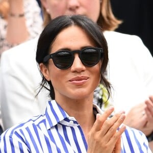 Estilosa, Meghan Markle colocou óculos escuros durante a final do torneio de tênis Wimbledon