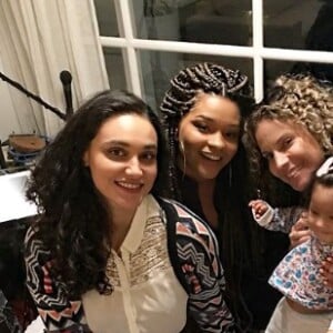 Débora Nascimento recebe Juliana Alves e Maíra Charken em mêsversário da filha