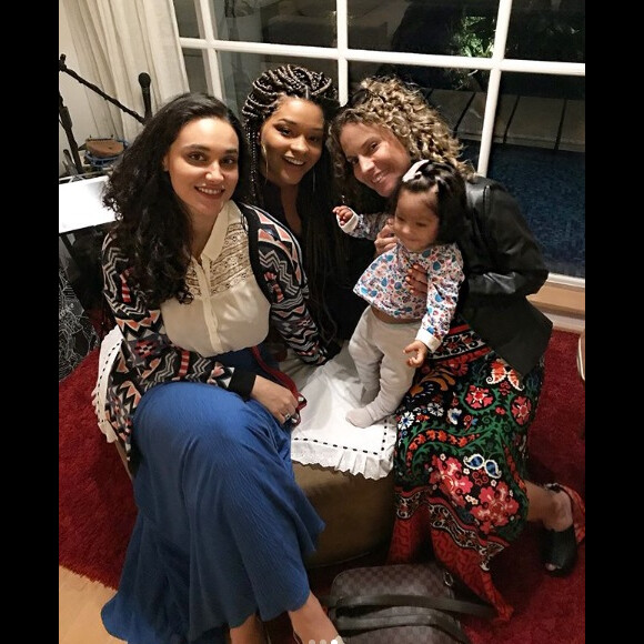 Débora Nascimento recebe Juliana Alves e Maíra Charken em mêsversário da filha