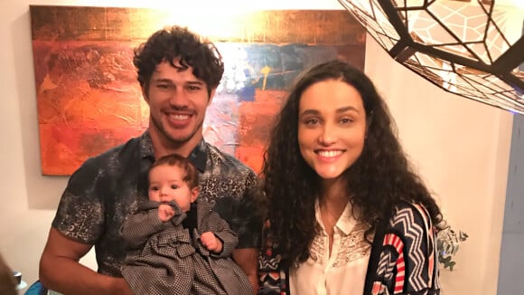 Débora Nascimento e José Loreto reúnem amigos em celebração dos 3 meses da filha