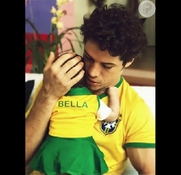 Débora Nascimento mostra José Loreto e Bella torcendo pelo Brasil