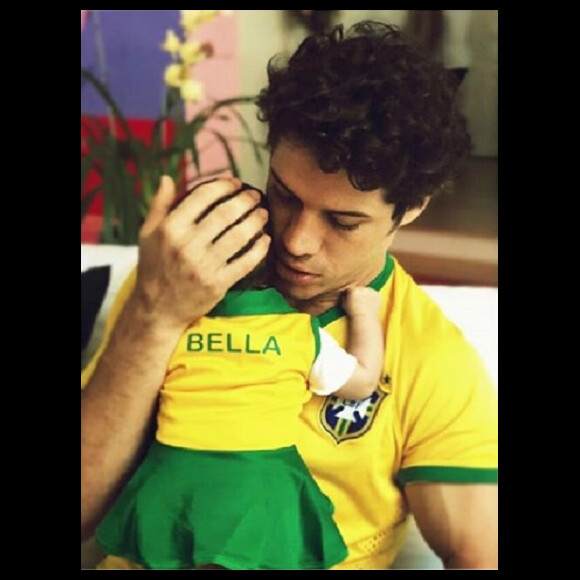 Débora Nascimento mostra José Loreto e Bella torcendo pelo Brasil