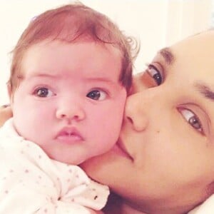 Débora Nascimento posa com Bella: 'Ternurinha'