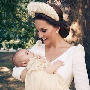 Kate Middleton surge com príncipe Louis no colo