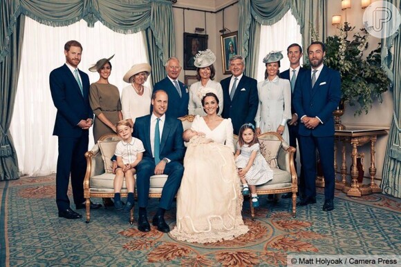 Kate Middleton e príncipe William posam com integrantes da família