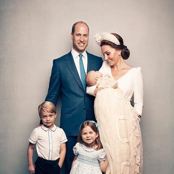 Kate Middleton surge ao lado de príncipe William e dos três filhos em fotos oficiais do batizado de Louis, em 15 de julho de 2018