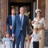 Kate Middleton e príncipe William chegam com a família no batizado de Louis