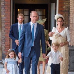 Kate Middleton e príncipe William chegam com a família no batizado de Louis
