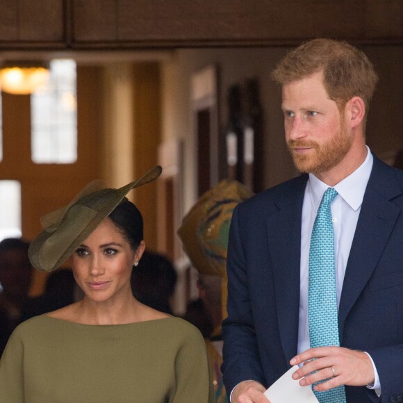Meghan Markle surge com vestido verde-oliva ao lado do príncipe Harry