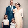 Kate Middleton e príncipe William surgiram com os filhos, George Charlotte e Louis, nas fotos do batizado do caçula