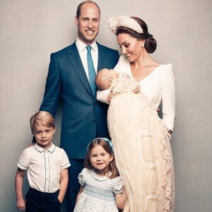 Kate Middleton e príncipe William surgiram com os filhos, George Charlotte e Louis, nas fotos do batizado do caçula