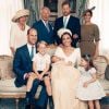 Kate Middleton e príncipe William foram fotografados com a família no batizado de Louis
