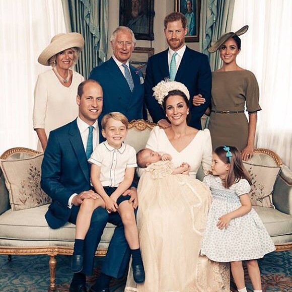 Kate Middleton e príncipe William foram fotografados com a família no batizado de Louis