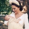 Kate Middleton foi fotografada com o príncipe Louis no batizado do terceiro filho