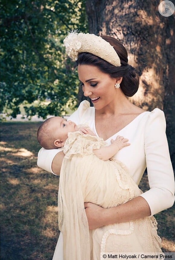 Kate Middleton foi fotografada com o príncipe Louis no batizado do terceiro filho
