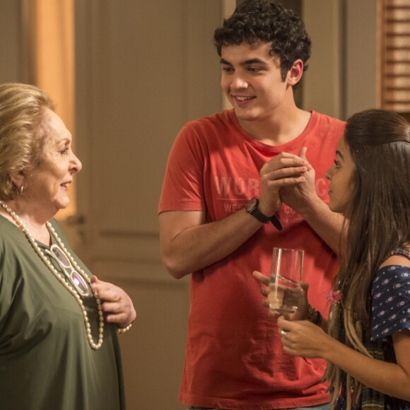 Janete (Aracy Balabanian) diz para Amanda (Pally Siqueira) e Kavaco (Gabriel Contente) voltarem a morar com ela, no capítulo de segunda-feira, 23 de julho de 2018 da novela 'Malhação: Vidas Brasileiras'