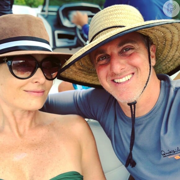 Angelica e Luciano Huck usaram chapéus de sol durante passeio no Havaí, nos Estados Unidos