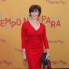 Sempre elegante, Christiane Torloni escolheu look vermelho total, com vestido drapeado e scarpin de bico fino para a festa de lançamento da novela 'O Tempo Não Para', em 16 de julho de 2018