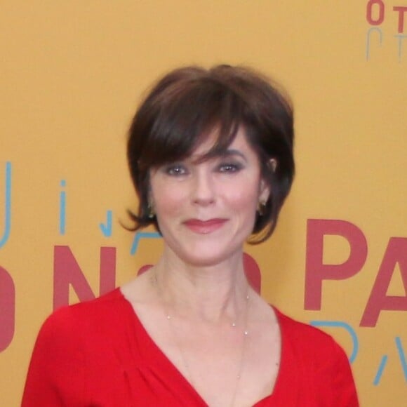 Sempre elegante, Christiane Torloni escolheu look vermelho total, com vestido drapeado e scarpin de bico fino para a festa de lançamento da novela 'O Tempo Não Para', em 16 de julho de 2018