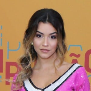 Thalita Younan foi de look pink com estampa pop e aplicação de paetês na festa de lançamento da novela 'O Tempo Não Para', em 16 de julho de 2018