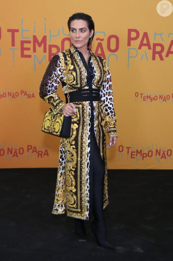 Cleo na festa de lançamento da novela 'O Tempo Não Para', em 16 de julho de 2018, atriz escolheu botas longuíssimas para complementar o look