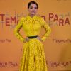 Carol Macedo escolheu o amarelo, tendência do momento, em look Carolina Herrera de renda com cintura marcada para a festa de lançamento da novela 'O Tempo Não Para', em 16 de julho de 2018