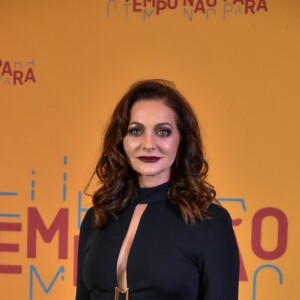 Na festa de lançamento da novela 'O Tempo Não Para', em 16 de julho de 2018, Alexandra Richter foi de macacão Alphorria com decote ousado