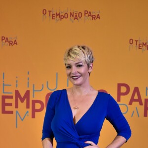 Regiane Alves apostou num macacão azul royal Alphorria e acessórios dourados na festa de lançamento da novela 'O Tempo Não Para', em 16 de julho de 2018