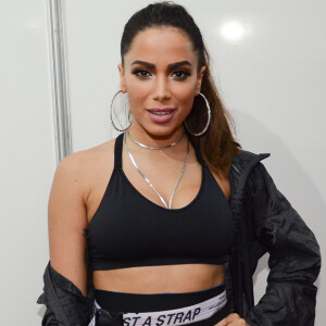 Anitta foi chamada de 'rainha do pop do Brasil' no vídeo de chamada da nova temporada do 'La Voz'