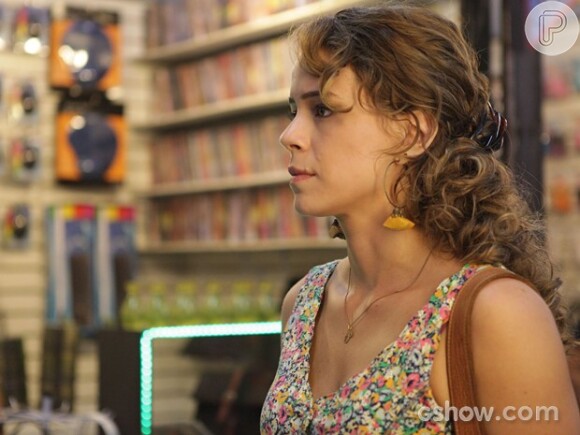 Cristina (Leandra Leal) é levada por Josué (Roberto Birindelli) para dentro da empresa de José Alfredo (Alexandre Nero), em 'Império'