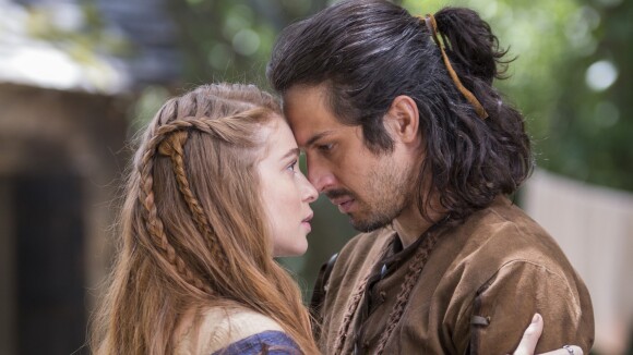 Final da novela 'Deus Salve o Rei': Amália e Afonso se beijam após reconciliação