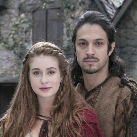 Afonso (Romulo Estrela) brinca com Amália (Marina Ruy Barbosa) ao dizer também entende de feitiço nos últimos capítulos da novela 'Deus Salve o Rei': 'Eu mesmo passei dias me culpando, pensando que havia magoado você'