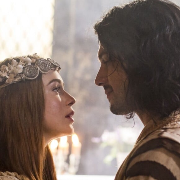 Afonso (Romulo Estrela) e Amália (Marina Ruy Barbosa) têm final feliz no último capítulo da novela 'Deus Salve o Rei'