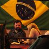 Luana Piovani se diverte com amigos em barzinho do Rio de Janeiro, em 25 de julho de 2014