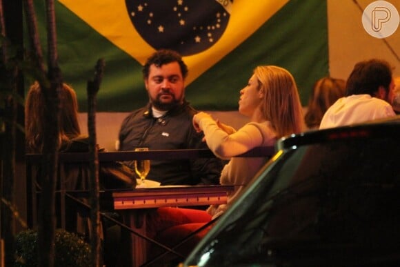 Luana Piovani curte noite com amigos em bar carioca
