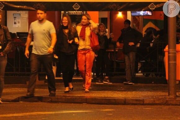 Luana Piovani conversa com amiga na saída de bar carioca