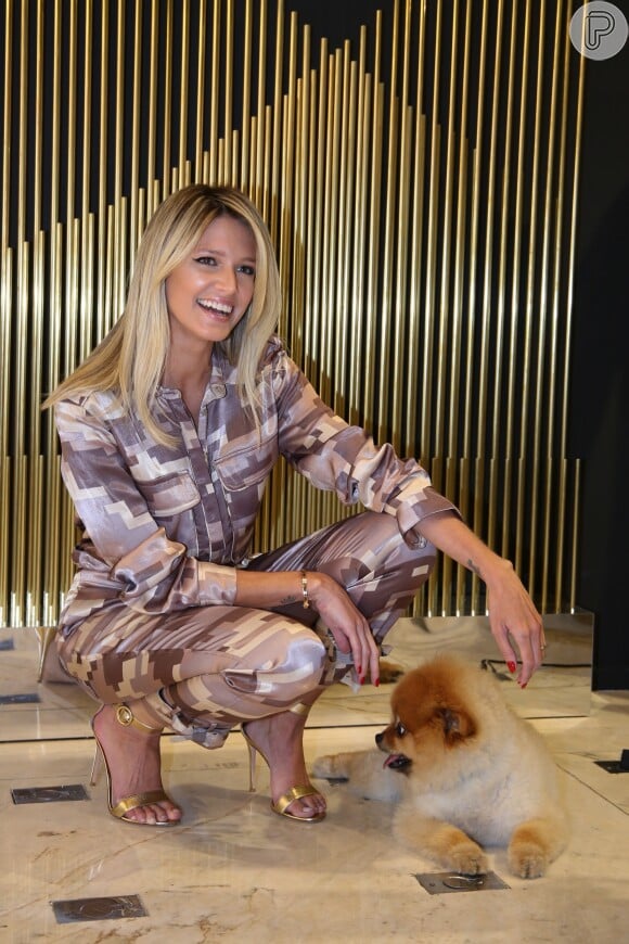 Helena Bordon levou o cachorrinho de estimação para o lançamento da nova coleção da Le Lis Blanc, em São Paulo, nesta quarta-feira, 18 de julho de 2018