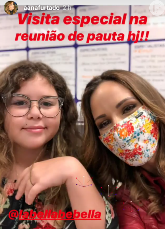 De máscara estampada por tratamento de câncer, Ana Furtado posou com filha, Isabella, no trabalho