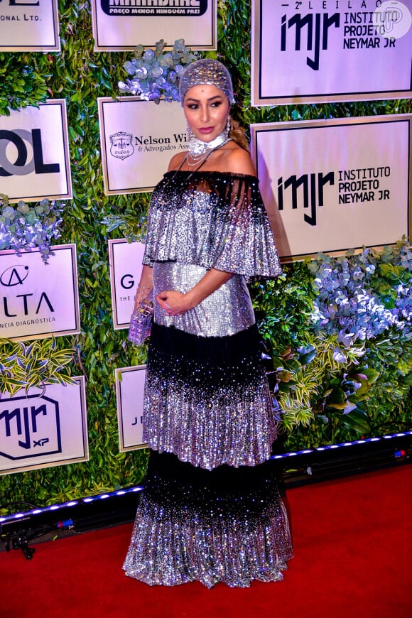 Com vibe cigana, a grávida Sabrina Sato elegeu um  Dolce & Gabbana com cristais e babados